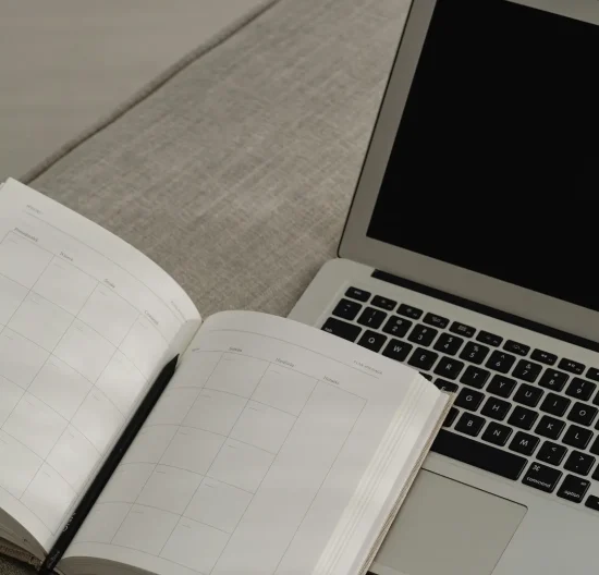 karolina-grabowska-rhg2ZmXgDoc-unsplash Open notebook and laptop